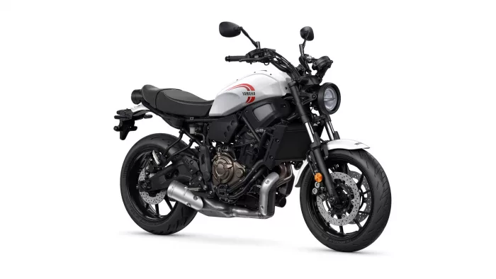2024-yamaha-xs700-eu-historic_white-360-degrees-001-03 | q2moto White Yamaha sport motorcycle shown from the side, highlighting the engine, frame, and front wheel.