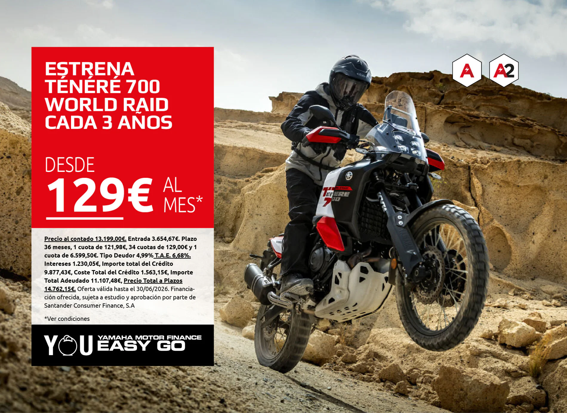 Moto de aventura en un desierto junto a un cartel rojo que anuncia la Tenere 700 World Raid desde 129€ al mes, con logos A y A2 en el cielo.