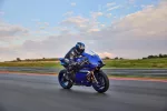 2025-yamaha-yzf900r9-eu-icon_blue-action-001-03 1 | q2moto