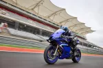2025-yamaha-yzf900r9-eu-icon_blue-action-004-03 1 | q2moto