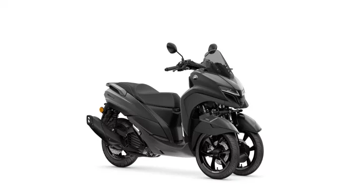 2025-yamaha-lmw125aym-eu-matt_grey-360-degrees-001-03 | q2moto Gray Yamaha Tricity scooter with a tall windshield and dual front wheels, shown from the side.