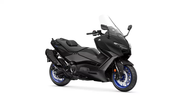 2025-yamaha-xp500a-eu-icon_black_-360-degrees-001-03 | q2moto Side view of a black Yamaha sport motorcycle with a clear windshield and blue-rimmed wheels