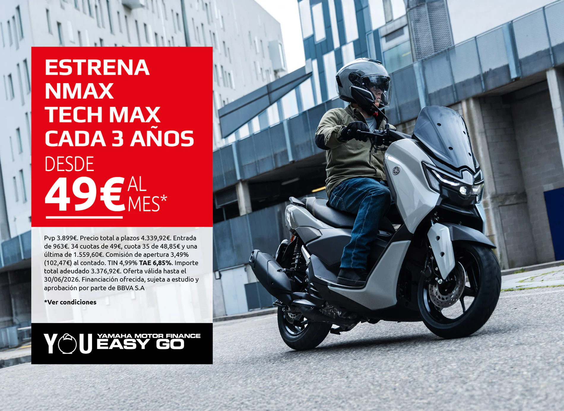 Motorcyclist on a sleek gray Yamaha scooter rides past a modern building while a red promotional panel covers left side of image with large white text in Spanish advertising 'ESTRENA NMAX TECH MAX' and prices.