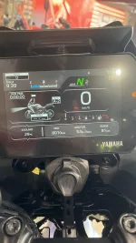 Digital Yamaha motorcycle dashboard: gear N, speed 0 km/h, odometer 8014 km, avg fuel 5.5 L/100km, range 81 km, coolant 29°C, run time 0:00, TPMS icons present.