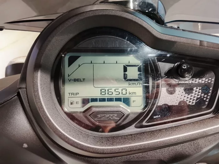 Yamaha motorcycle dashboard showing V-Belt indicator, speed 0 km/h, and trip distance 8650 km.
