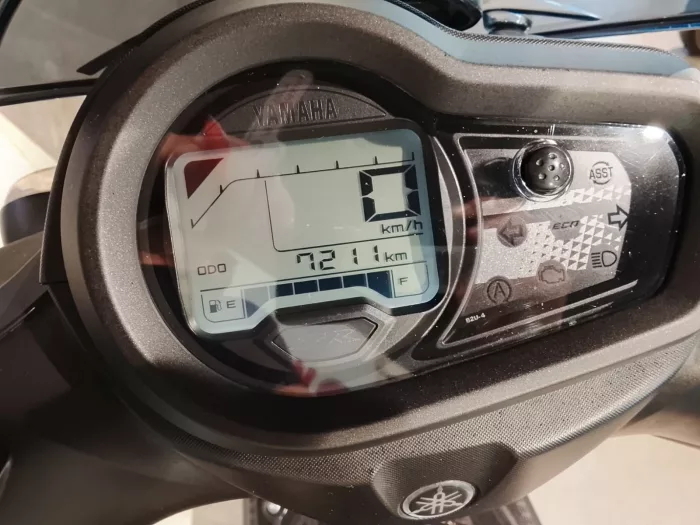 Yamaha motorcycle dashboard: digital speed readout at 0 km/h, odometer 7,211 km, fuel gauge near empty.
